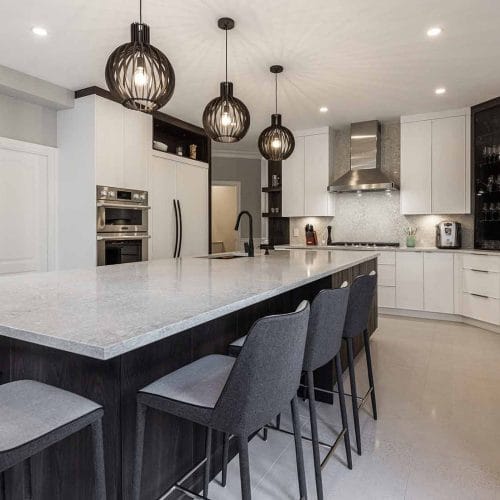 armoires de cuisine moderne chic 2 tons avec grand ilot