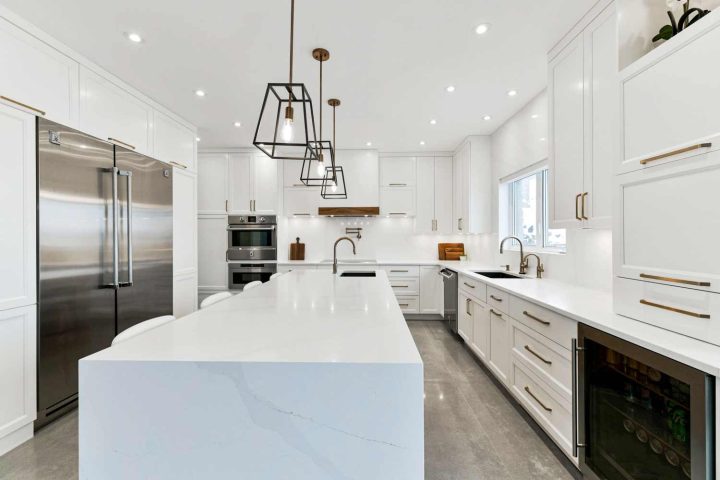 armoires de cuisine classique blanche à Laval