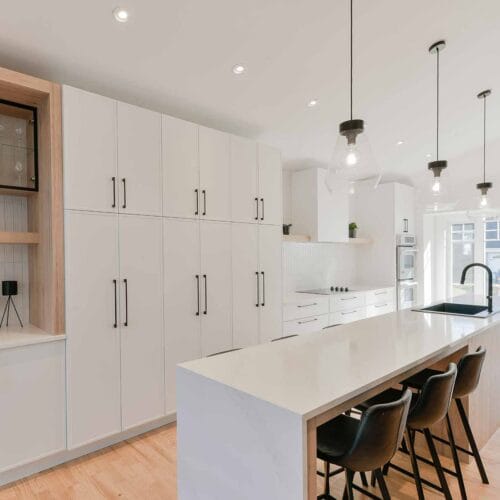 armoires de cuisine blanches de style contemporain à Terrebonne