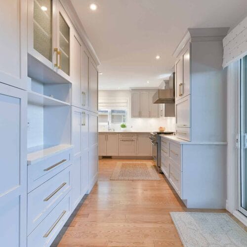 armoires de cuisine grises de style contemporain à Terrebonne