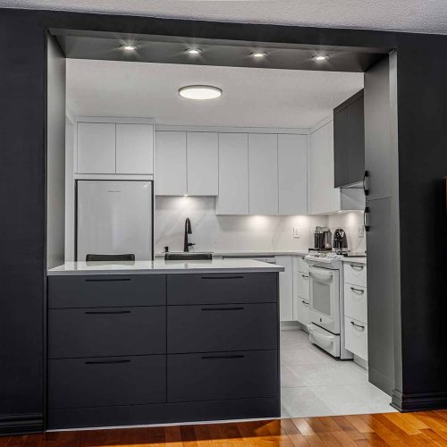 projet de cuisine Legault - armoires noires et blanches