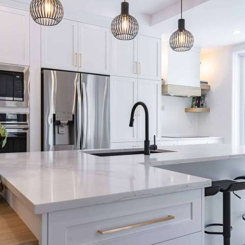 armoires de cuisine blanches avec ilot - Lachine