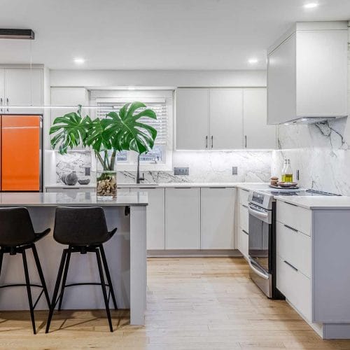 armoires de cuisine blanches moderne et contemporaine à L'Île-Perrot