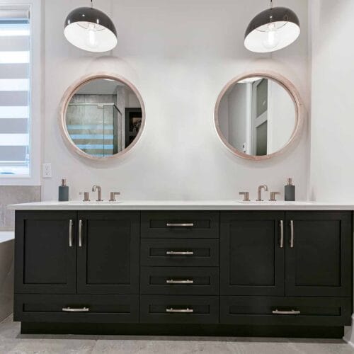 Grande vanité de salle de bain avec lavabo double