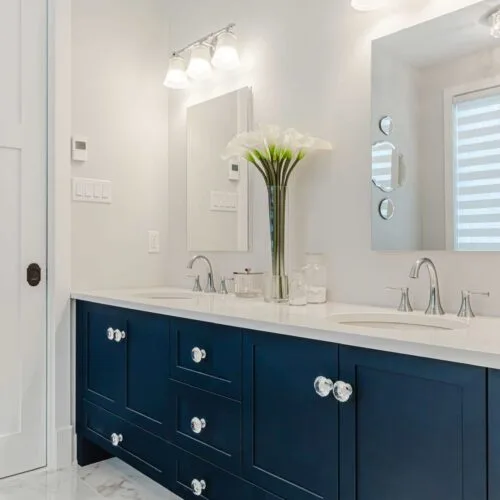 grande vanité de salle de bain de style classique