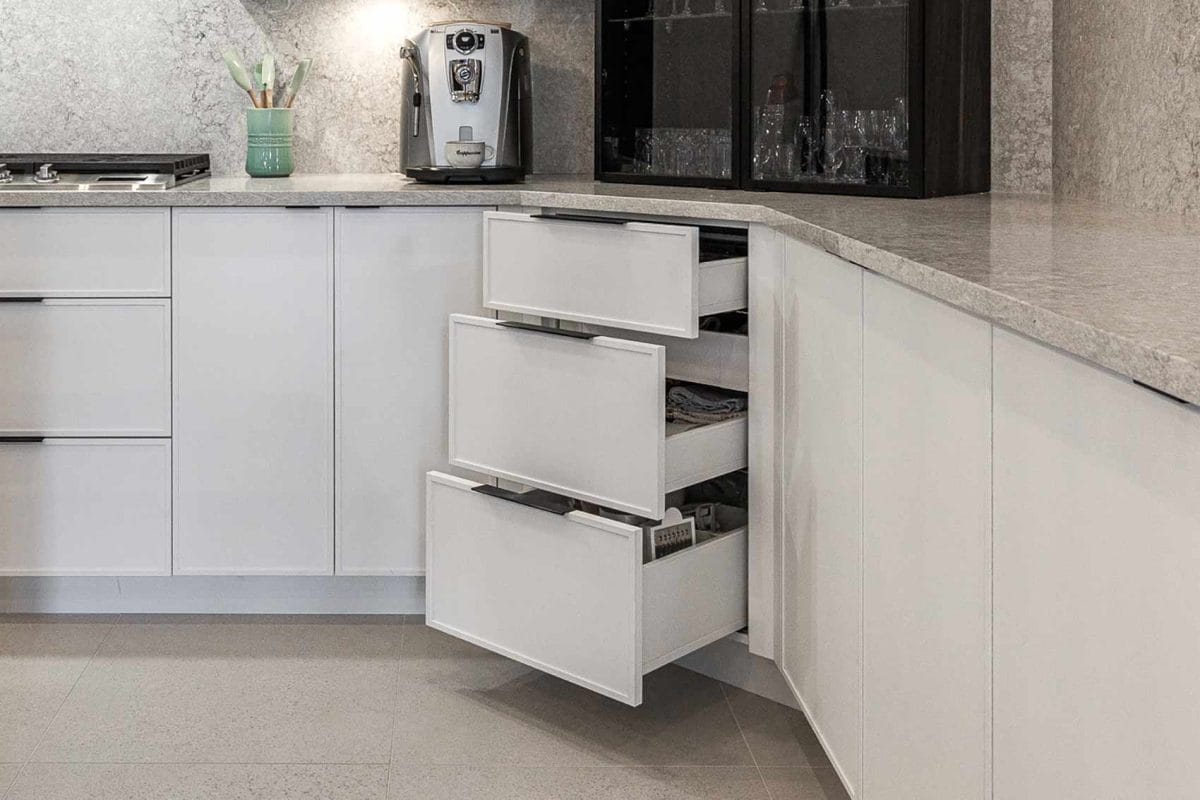 tiroirs en coin dans la cuisine